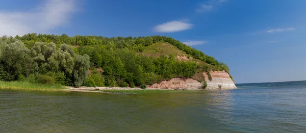 Der Fluss und die grünen Hügel — Stockfoto