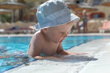 Okyanusu yakınlarındaki sahilde evlat