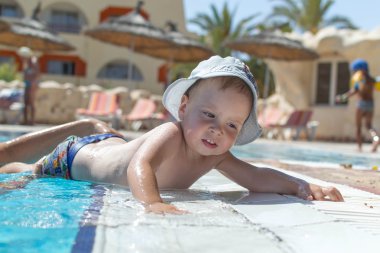 Okyanusu yakınlarındaki sahilde evlat