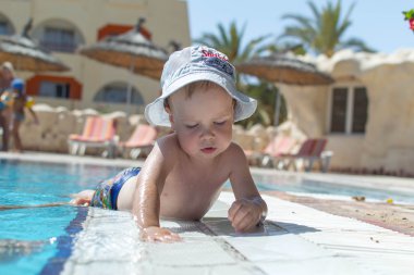 Okyanusu yakınlarındaki sahilde evlat