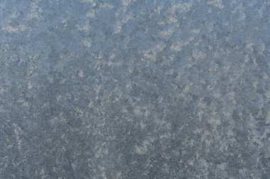 Donmuş pencere camları buzla kaplı