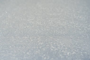 Donmuş pencere camları buzla kaplı