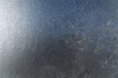 Donmuş pencere camları buzla kaplı