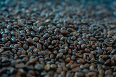 Kahve çekirdeklerini yakın.