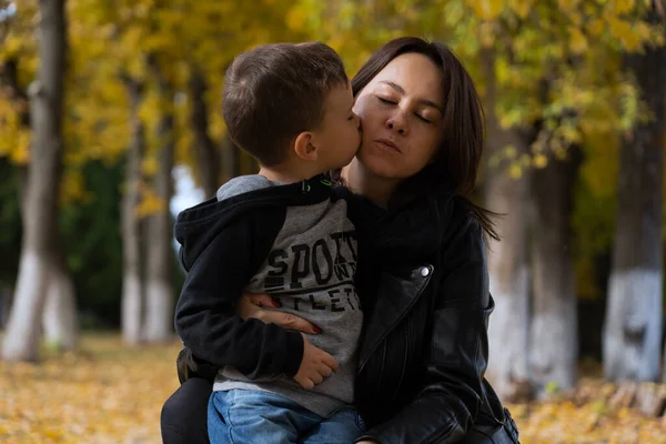 Mãe Com Pequeno Filho Abraçando Livre — Fotografia de Stock