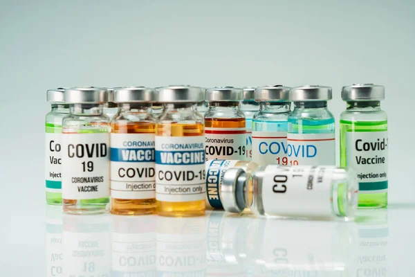 Covid 19人間の免疫のためのガラスアンプル中のコロナワクチン ストック画像