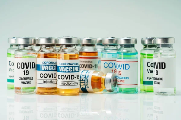 Covid 19人間の免疫のためのガラスアンプル中のコロナワクチン ストック写真