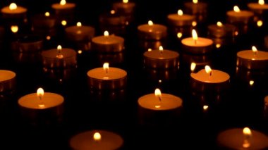 Mumlar siyah arkaplanda yanıyor