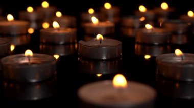 Yas tutan mumlar kapanıyor