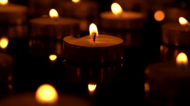 Траурные свечи закрываются — стоковое видео