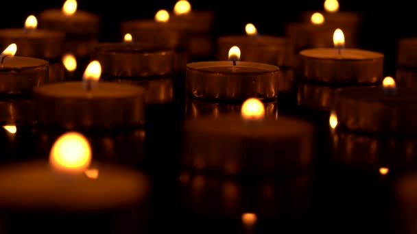 Траурные свечи закрываются — стоковое видео