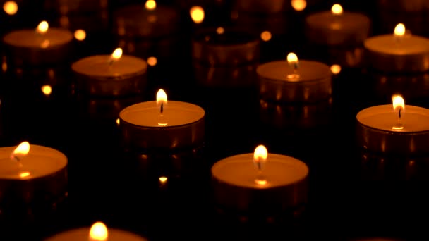 Свечи горят в трауре — стоковое видео