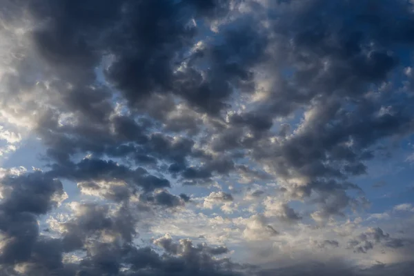 Amazing clouds in the sky before sunset — Stock Photo, Image