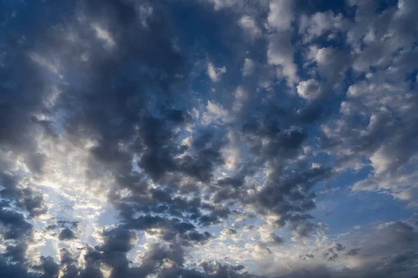 Fantastiska moln på himlen före solnedgången Royaltyfria Stockbilder
