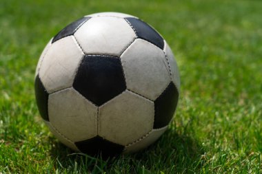 Yeşil çimlerde futbol golü atan futbol topu.