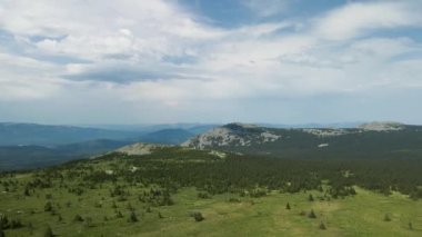 Dağ sırası ve kuş yüksekliğinden yeşil vadi