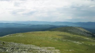 Yeşil tepe ve dağların manzarası