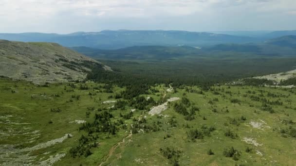 Вид з висоти лісових гір — стокове відео