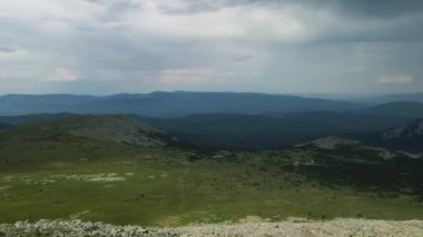 Dağdan yeşil vadiye bak.