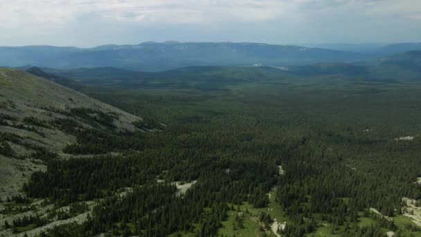 Θέα από την κορυφή προς το βουνό και την κοιλάδα — Αρχείο Βίντεο