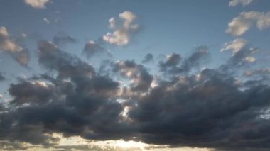 Mavi gökyüzüne karşı büyük beyaz bulutlar