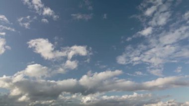 Mavi gökyüzüne karşı büyük beyaz bulutlar