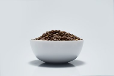 plaka üzerinde sarı bezelye