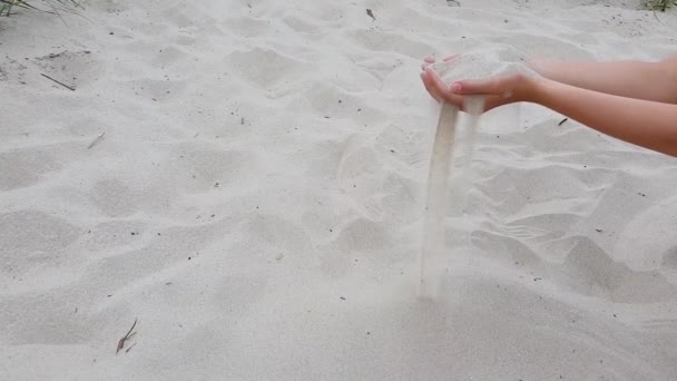 Areia Espalhada à Mão na Praia — Vídeo de Stock