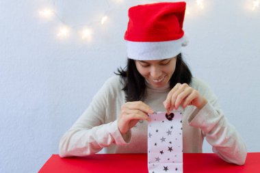 Noel hediyeli bir kız. Uyarı takvimi, 24. Gün