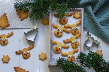 Beyaz ahşap arka planda noel kurabiyeleri.