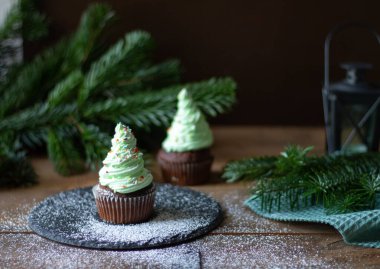 Çikolatalı kekler Noel ağacı, şekerli şekerin en üst görüntüsü.