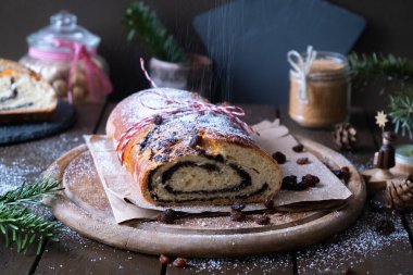 Tahta bir masada haşhaş tohumu rulosu