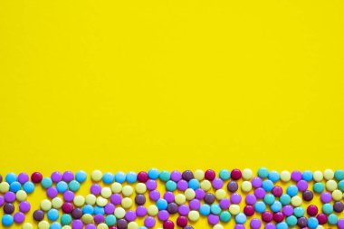 Açık mavi arkaplanlı ve kopya alanı olan şekerli çikolata kaplı kenar