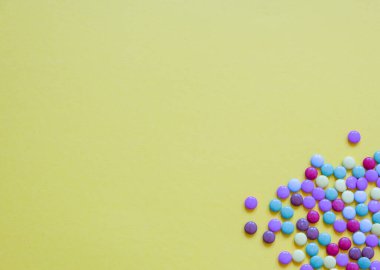 Açık mavi arkaplanlı ve kopya alanı olan şekerli çikolata kaplı kenar