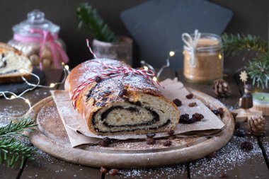 Tahta masada haşhaş rulosu