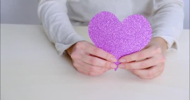 バレンタインデー。少女の手の中の心 — ストック動画