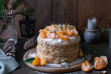 Mandalinayla süslenmiş ballı kek.