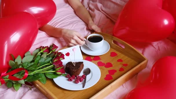 Valentinstag Konzept. Frau frühstückt am Valentinstag im Bett. — Stockvideo
