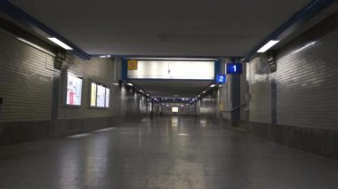 Bir Alman şehrindeki boş tren istasyonu. Almanya 'nın Gera şehrindeki istasyon binası. Avrupa 'da karantina.