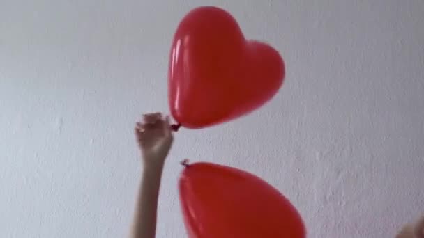Vrouwelijke handen houden ballonnen vast, Valentijnsdag — Stockvideo