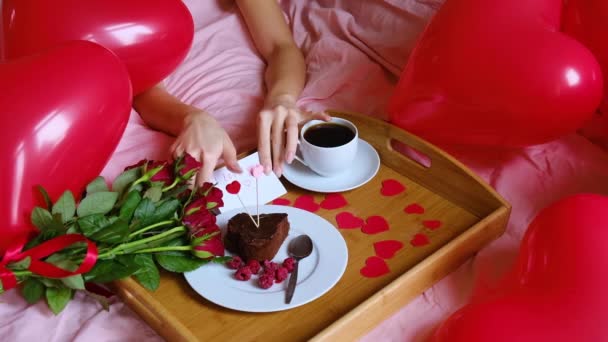 Alla hjärtans dag koncept. Kvinna äter frukost på sängen på Alla hjärtans dag. — Stockvideo