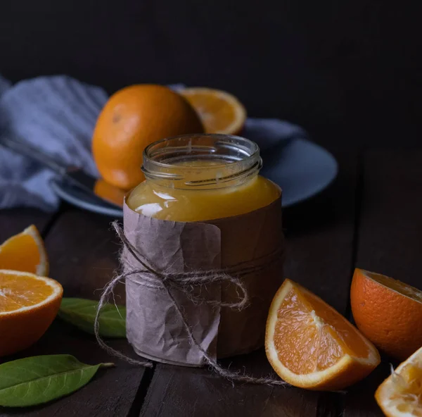 Tarro de cristal de zumo de naranja sobre mesa de madera rústica. —  Fotos de Stock
