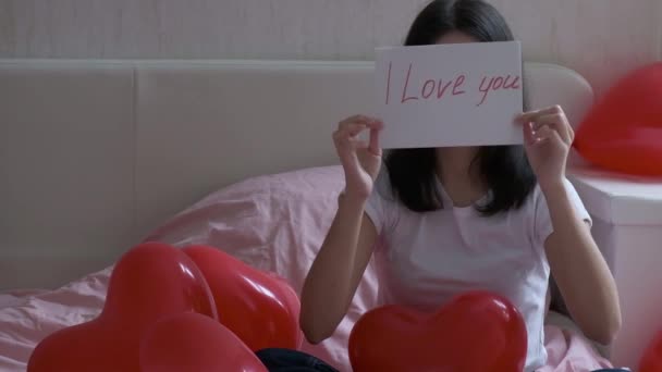 Lycklig flicka håller en Valentine i sina händer — Stockvideo