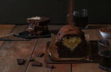 İçinde kalp olan sürpriz pasta.