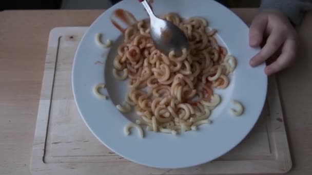 Дитина їсть макарони вдома — стокове відео