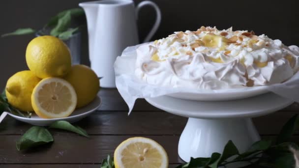 Pavlova meringue dengan lemon curd — Stok Video