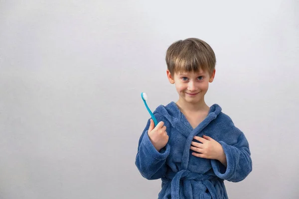 Niño rubio cepillándose los dientes. Burla, espacio libre. —  Fotos de Stock