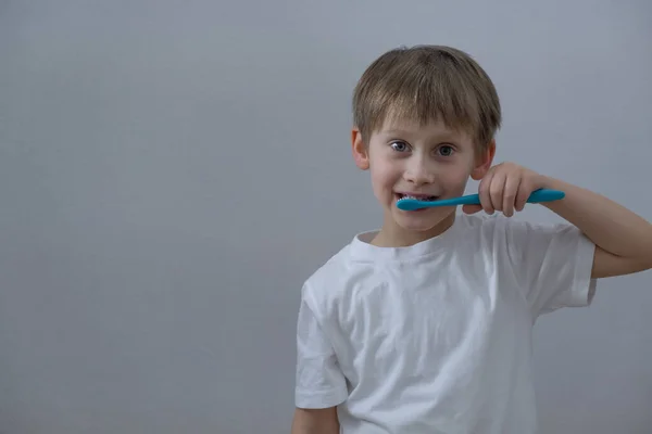 El niño se cepilla los dientes. Niño con cepillo de dientes. —  Fotos de Stock