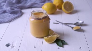 Ev yapımı limonlu süt. Masada limonlu cam kavanoz.
