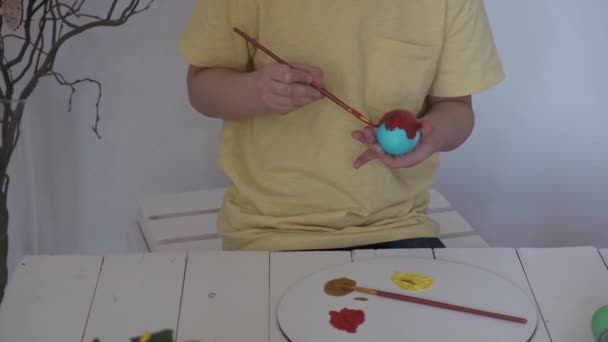 Děti malují velikonoční vajíčka — Stock video